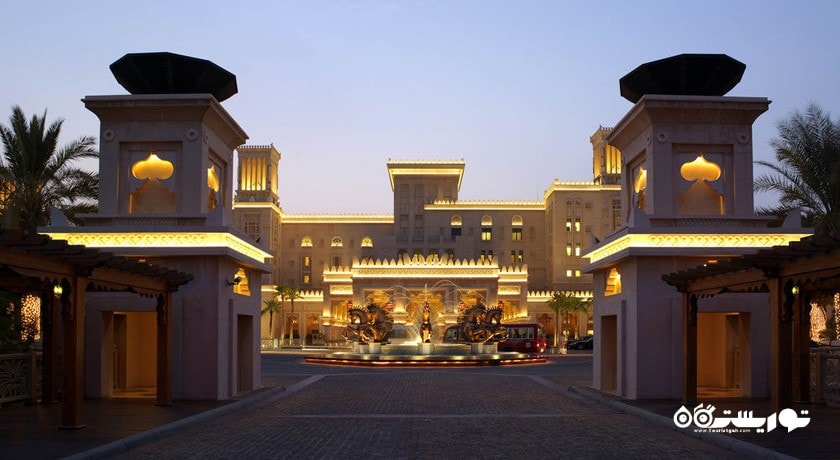 نمای شب هتل جمیرا القصر